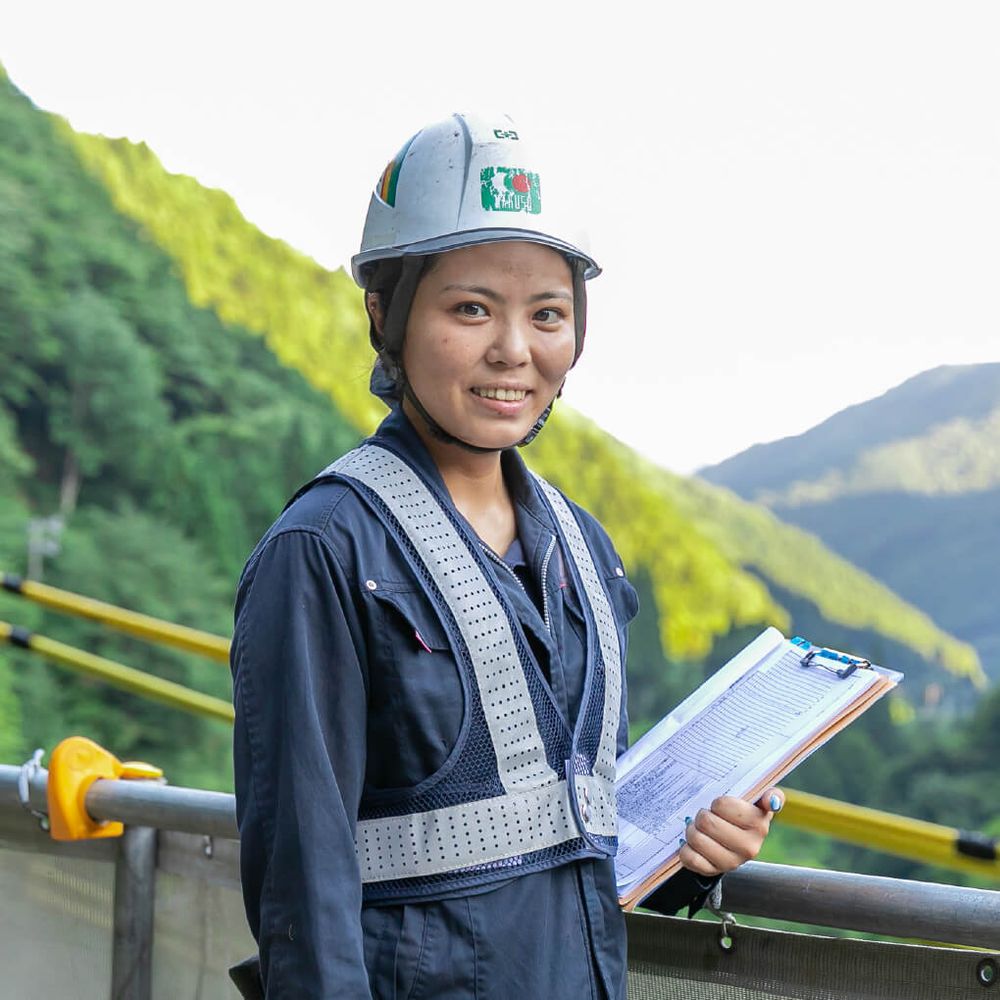 現場で図面を確認する社員